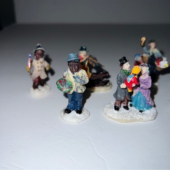 Cobblestone Corners 2002 Boat Dock + Christmas Village Figurines unbranded 27pcs - Picture 8 of 11